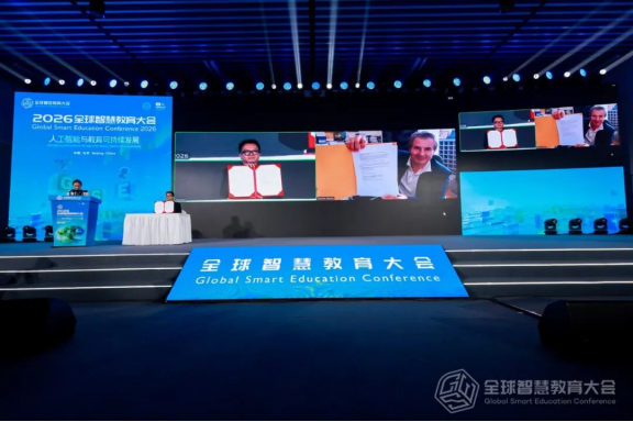 网龙副总裁陈长杰与塞尔维亚机器人和人工智能教育中心曼迪奇教授代表网龙与塞尔维亚教育部完成远程签约
