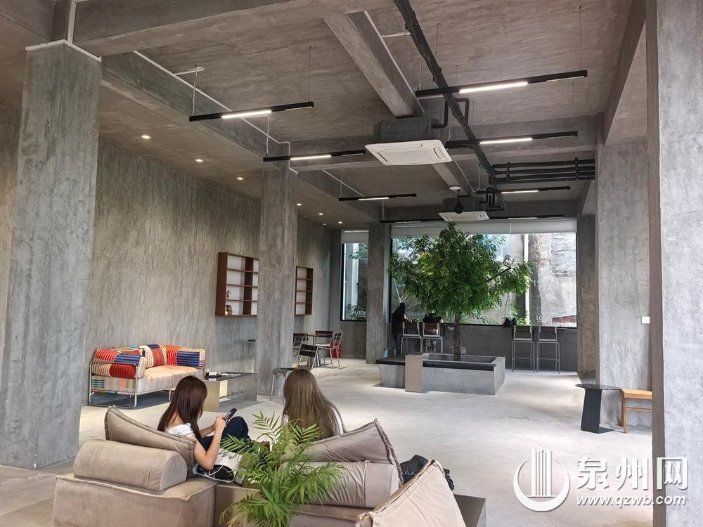 工厂改造而成的咖啡馆空间开阔，带来新体验。