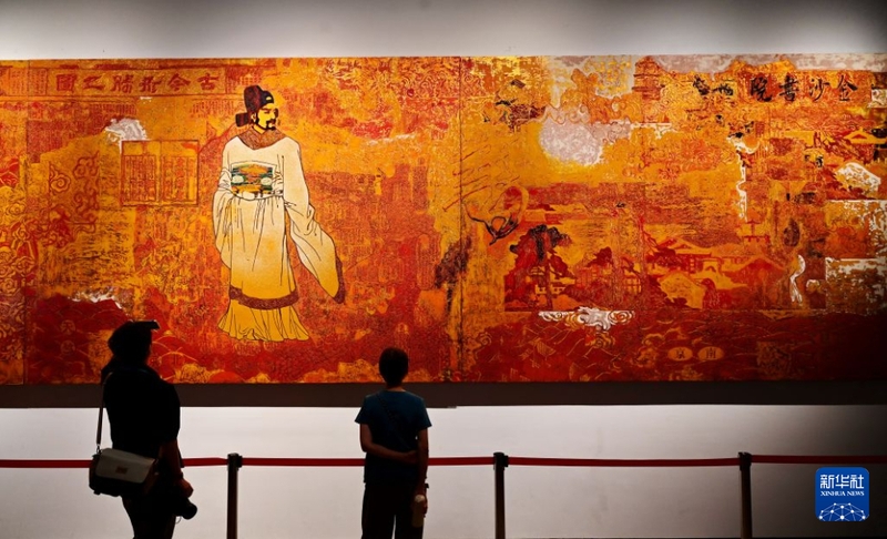 8月21日，游客在厦门金沙书院观赏巨型漆画作品。新华社记者 林善传 摄