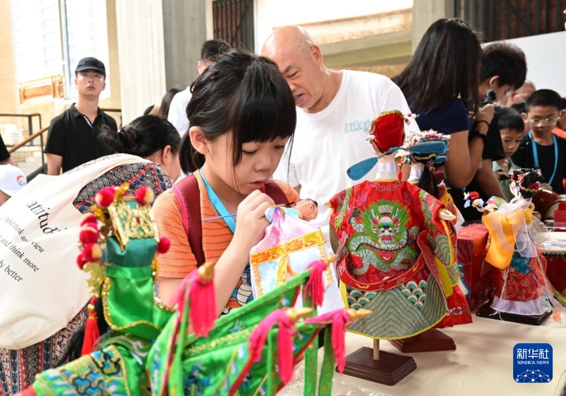 8月21日，游客在厦门金沙书院体验非遗手工制作。新华社记者 林善传 摄