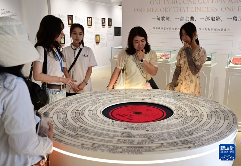 8月22日，游客在鼓浪屿·中国电影音乐馆点播音乐。新华社记者 林善传 摄