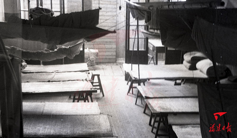 ▲1949—1953年，位于福州东街的福建日报干部集体宿舍，床挨着床。 叶大开 摄（福建日报社藏）