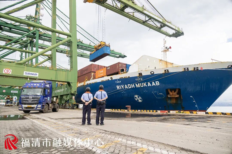海杰航运“利雅得穆卡布” 轮顺利靠泊福州港江阴港区，完成本港货物装载作业后，船舶继续北上，最终驶往欧洲基本港。福清融媒体中心供图