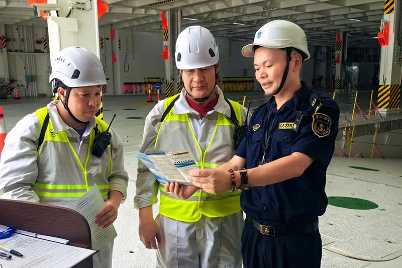 针对北极航线船舶通航特点及港区作业实际，海事部门提前开展通航环境、气象潮汐、船舶交通流综合风险研判，梳理船舶进港、靠泊、装卸、离港全流程风险隐患。