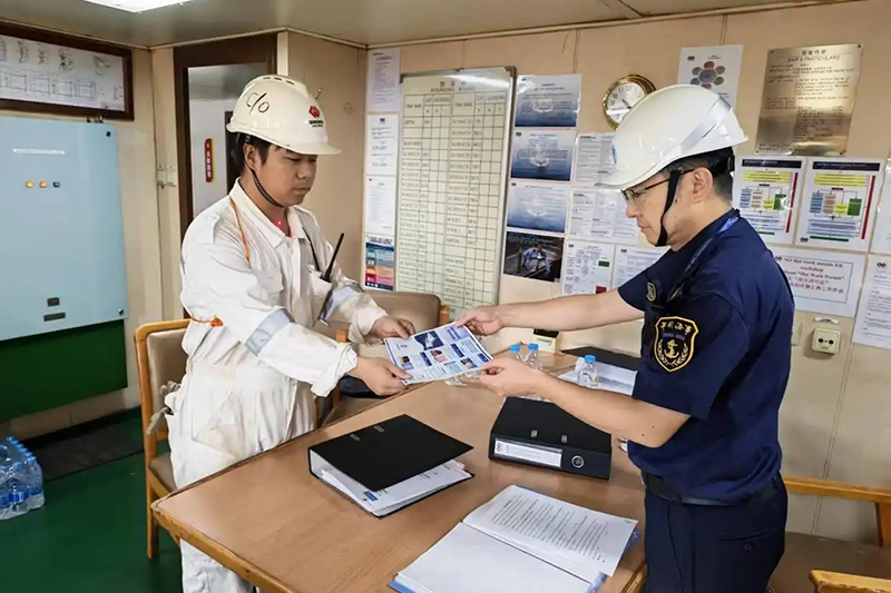 主动畅通政企沟通渠道，实时推送航道、气象、通航预警信息，高效做好船舶进出港核查、动态跟踪、信息服务等工作。