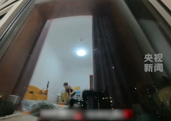 本想拍繁星却拍到妈妈的繁忙 意外镜头引发全网共鸣