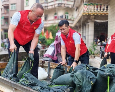 双台风接力风雨急 平安橙逆行践担当——平安产险福建分公司全力筑牢防汛防台“安全堤”