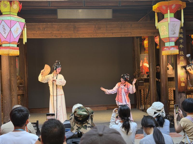 桥南古街内的一处古厝建筑中正在上演梨园戏。科技日报记者 符晓波 摄