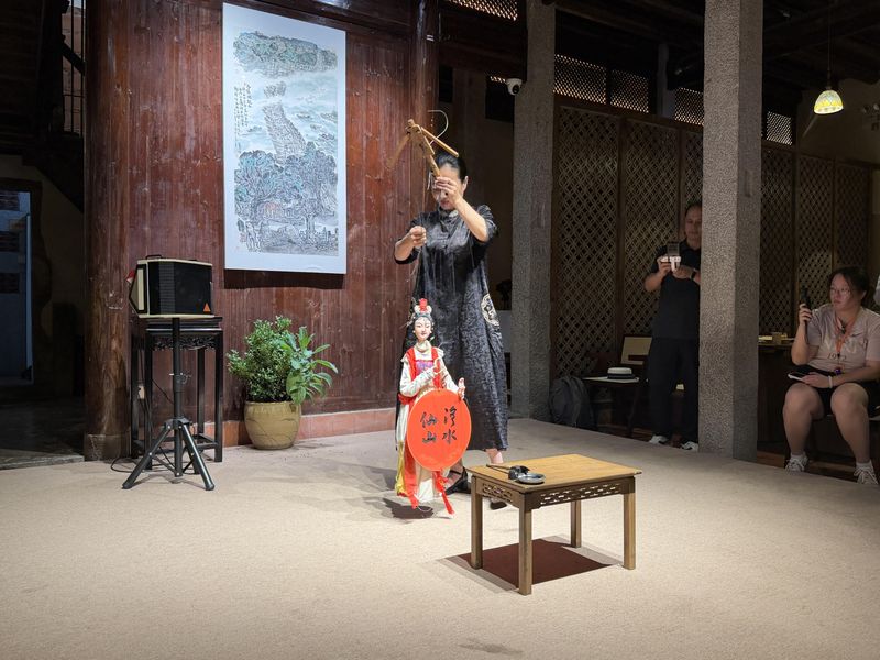 桥南古街内的一处古厝建筑中正在进行提线木偶表演。科技日报记者 符晓波 摄
