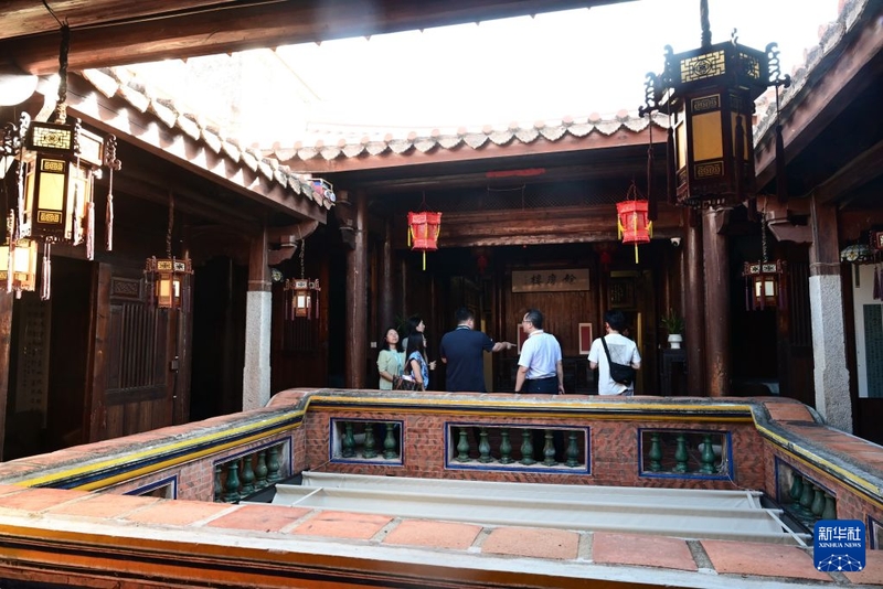 8月18日，游客在泉州市洛江区桥南古街融合中西建筑风格的侨建洋楼余庆楼参观。新华社记者 林善传 摄