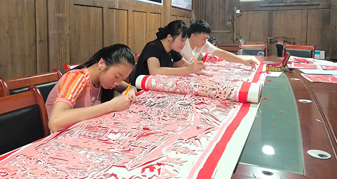 闽侯剪纸匠人精心创作 九米红纸镂刻万里征途