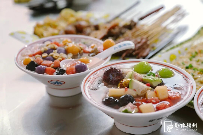 夏日的标配少不了一碗长乐冰饭。记者 陈暖 摄