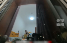 本想拍繁星却拍到妈妈的繁忙 意外镜头引发全网共鸣