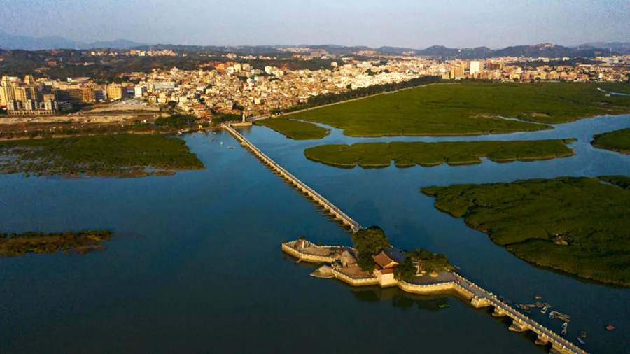 洛阳桥，这座始建于北宋、我国现存最早的跨海梁式石桥，历经千年风浪依旧岿然不动。