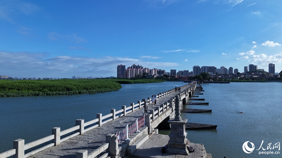 古人用“筏形基础”撑起洛阳桥的千年稳固。人民网记者 李昌乾 摄