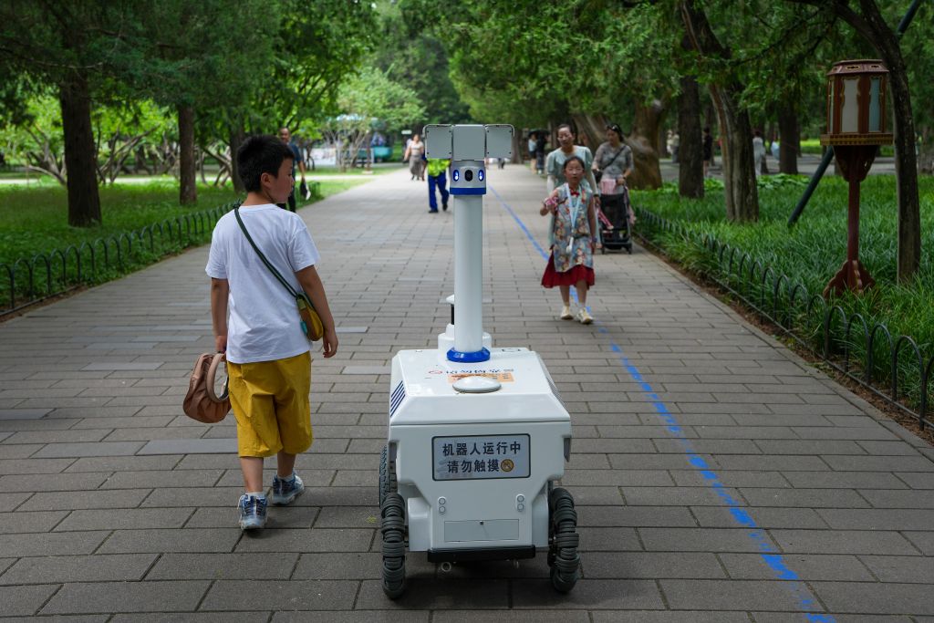 镜观中国丨机器人加速“跑”进千行百业