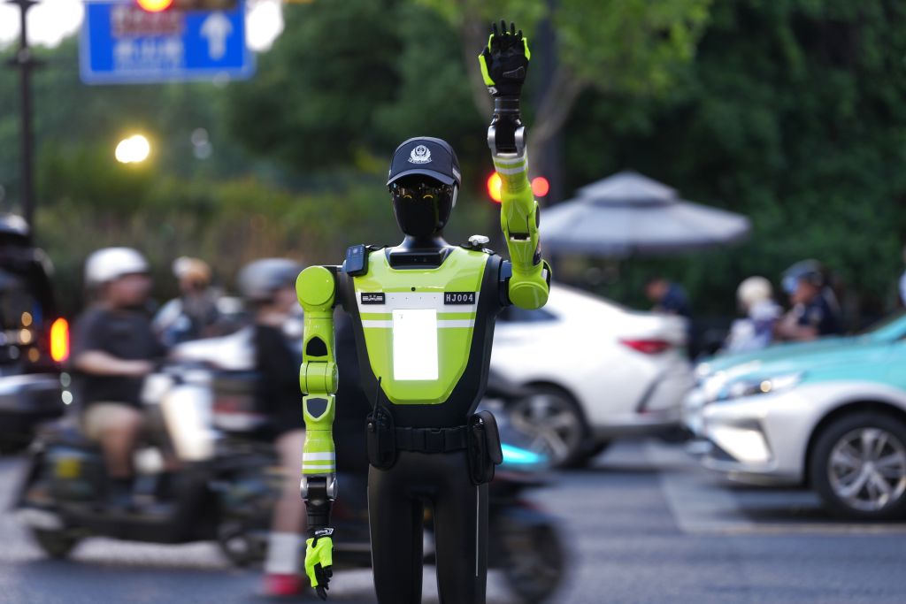 镜观中国丨机器人加速“跑”进千行百业