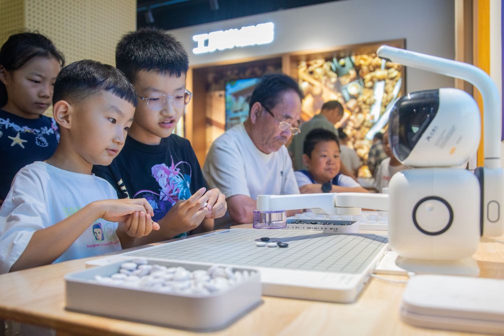 镜观中国丨机器人加速“跑”进千行百业