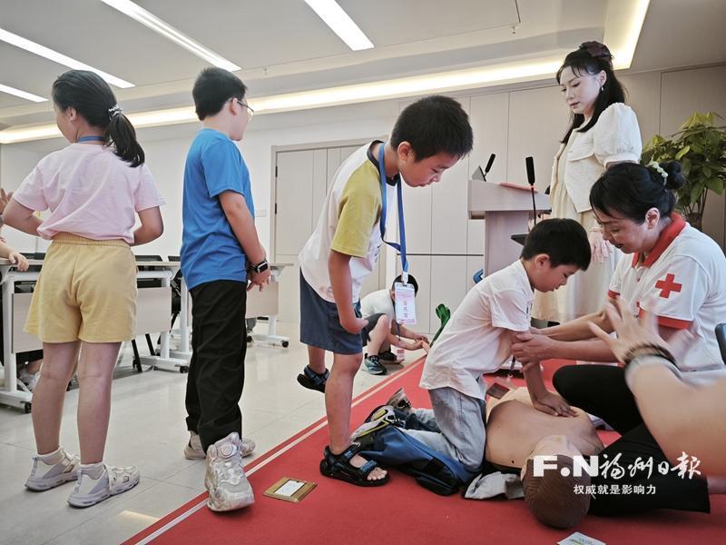 福州“官方带娃”解民忧 福州“官方带娃”解民忧