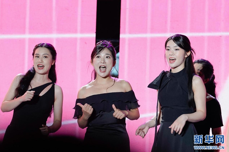 闽清教师合唱团演唱《恋爱ing》。新华网 蒋巧玲 摄
