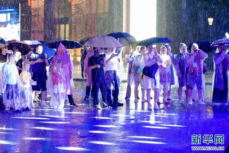 雨夜,观众身披雨衣、撑伞冒雨观演,热情不减。新华网发(主办方供图)