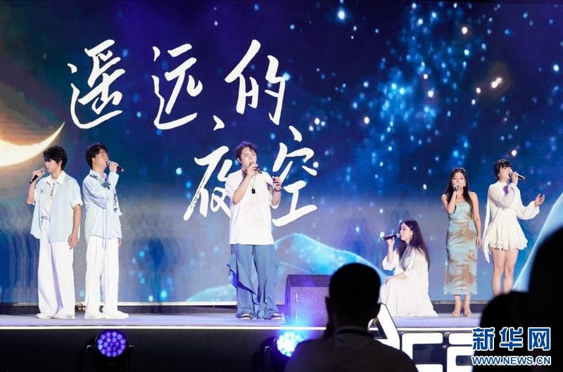 中国音乐学院Real Voice人声乐团演唱《弯弯的月亮》。新华网 蒋巧玲 摄