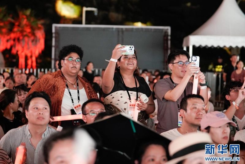 台下观众记录阿卡贝拉唱演的浪漫时刻。新华网 蒋巧玲 摄