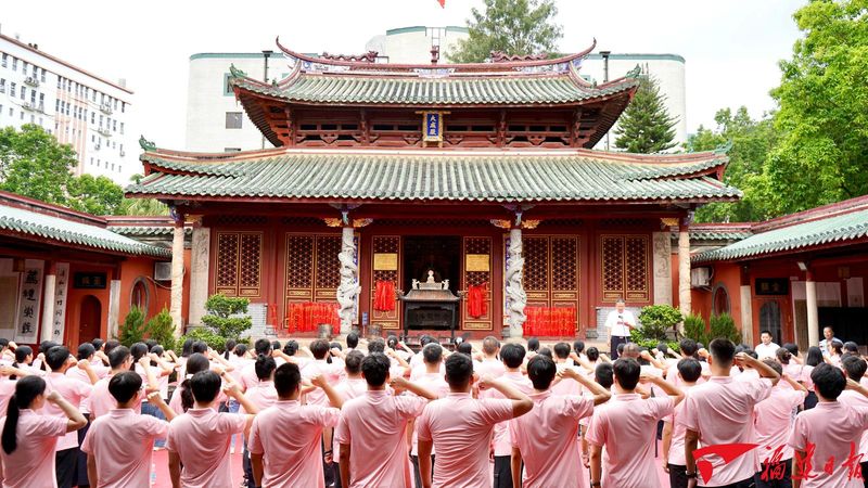 8月28日，龙岩市永定区2026年新教师入职仪式在永定孔庙举行，124名新入职教师齐聚古柏掩映的大成殿前，立下立德树人的铮铮誓言，正式开启教书育人的职业新征程。熊川 林新腾 摄