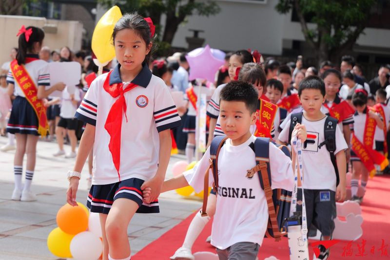 8月31日，泉州市丰泽区第三实验小学开展“开蒙启智，悦见成长”入学礼，帮助一年级新生完成角色转变，快速适应校园生活。现场，新生与学长学姐“小手拉大手”迈入校园，在老师的指引下依次完成正衣冠、行尊师礼、点朱砂等传统入学仪式。本报记者 庄钊滢 摄