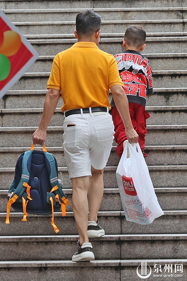 家长送孩子报到。