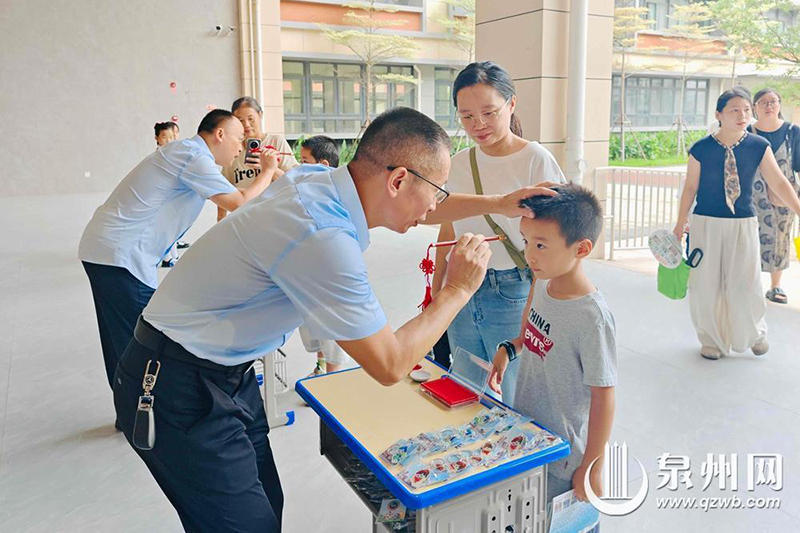 泉州师院第二附属小学的入学礼融入传统蒙学礼仪，新生们通过击鼓鸣志、朱砂启智、知礼明训等经典环节，传承传统文化。