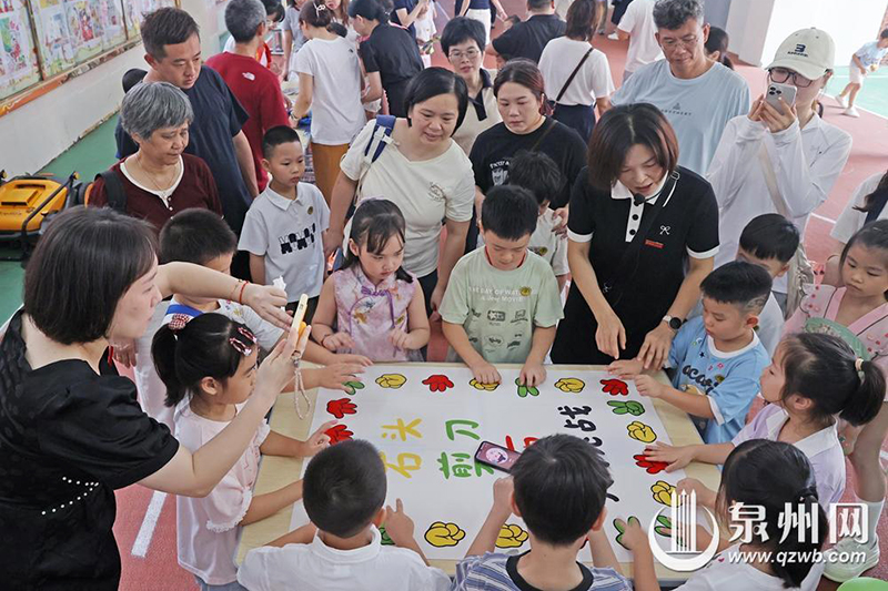 泉州市第三实验小学打造童趣满满的迎新场景，将艺术节、科技节、阅读节、体育节、英语节“五节”融入亲子互动打卡活动。