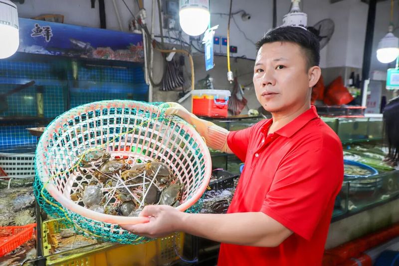 开渔后,随着连江出海渔船陆续返港,大批渔获正以亲民价格涌入市场,大家可别错过这波尝鲜好时机!