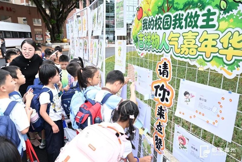 同学们化身大众评审员为心仪作品投票。记者 叶诚 摄