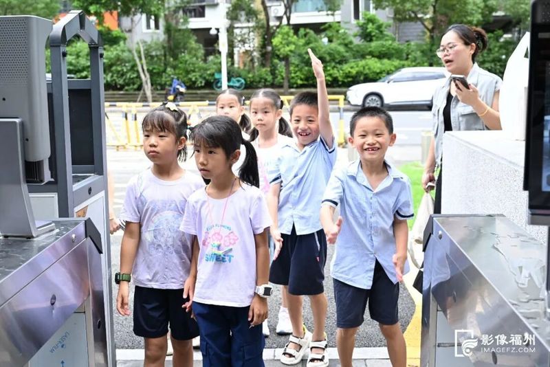 福州金山小学金闽校区一年级9个班,班班有对双胞胎。记者 叶诚 摄