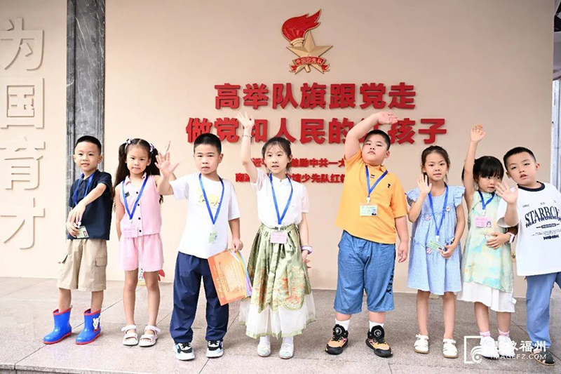 福州市群众路小学2026级一年级新生游园活动温情展开。记者 叶诚 摄