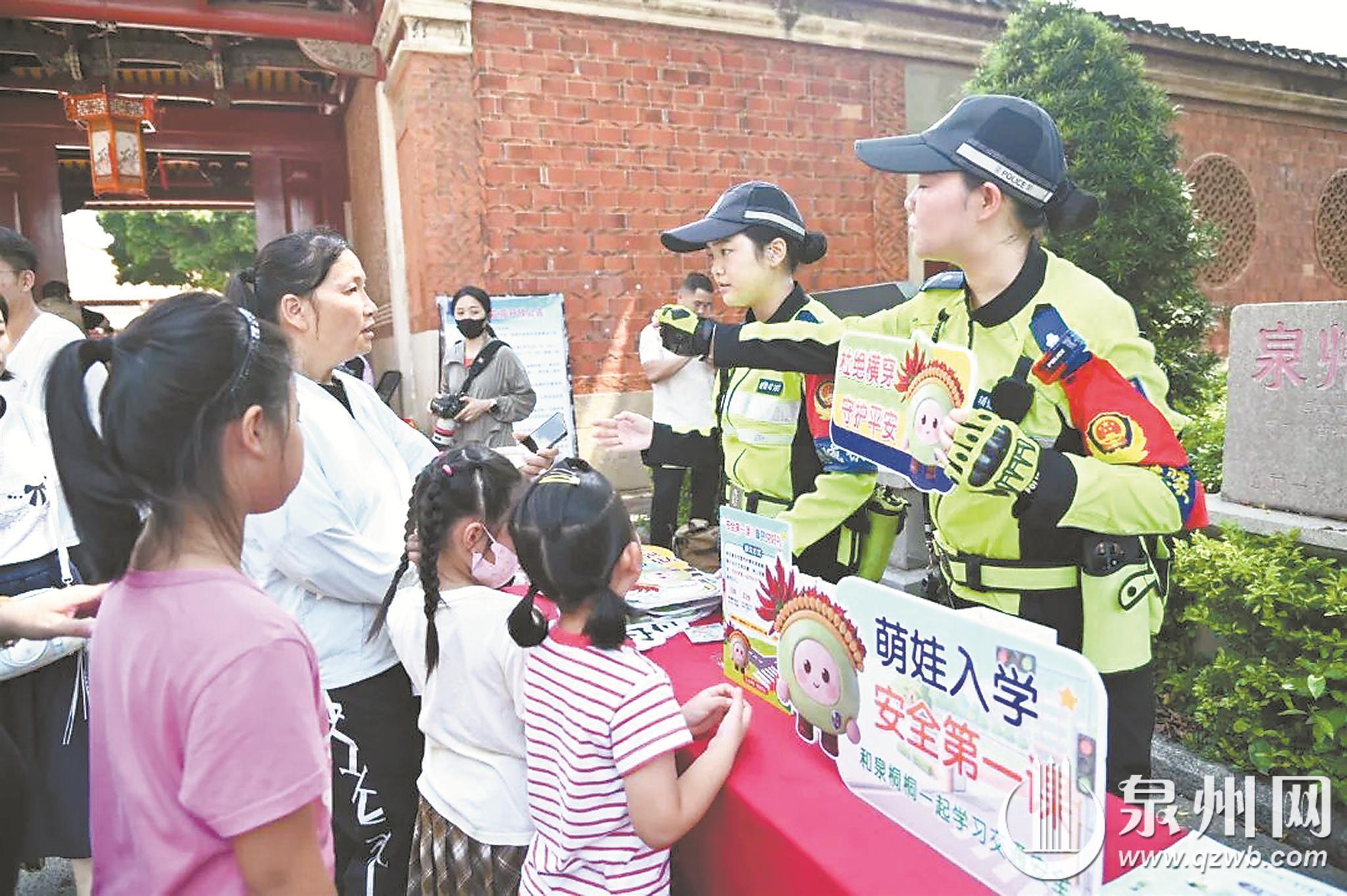 开学首日 学校周边交通忙而有序