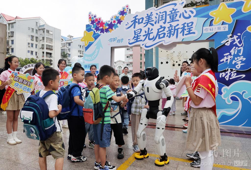 9月1日，福建省泉州市丰泽区第二实验小学，机器人正在迎接新入学的学生。