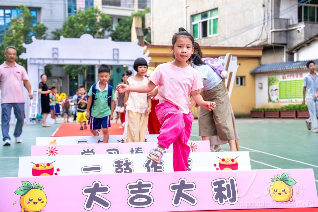 9月1日，福建省南平市松溪县河东中心小学，一年级新生跨越“祝福栏”与“成长栏”。