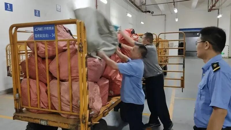 提前储备充足的防汛物资、饮用水、食品及应急药品，为滞留旅客提供坚实物资保障。