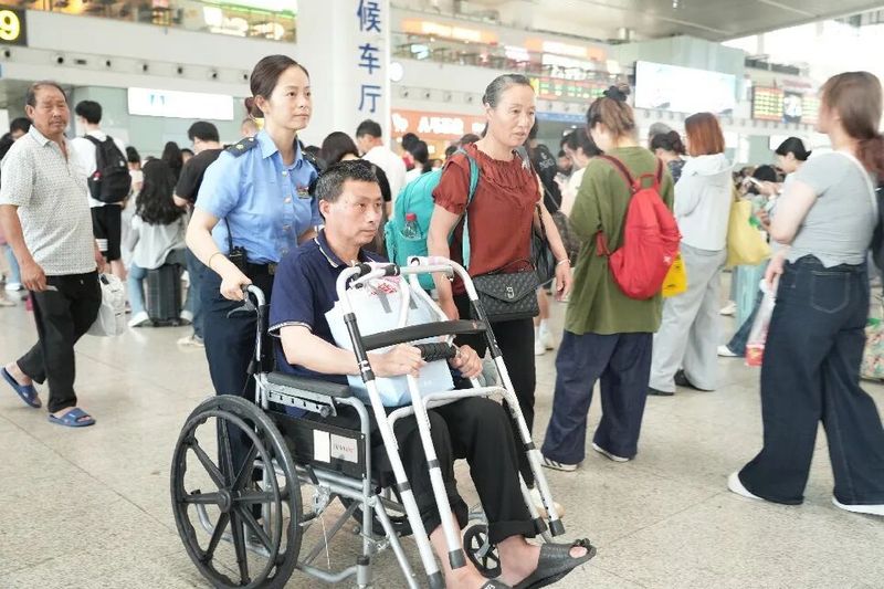 为了确保旅客出行顺畅，车站王威服务台充分发挥标杆服务作用，常态化提供景区指引、交通接驳、出行咨询、便利乘车等温馨服务，提前备足防暑降温物资，为旅客暑期出行提供健康保障。