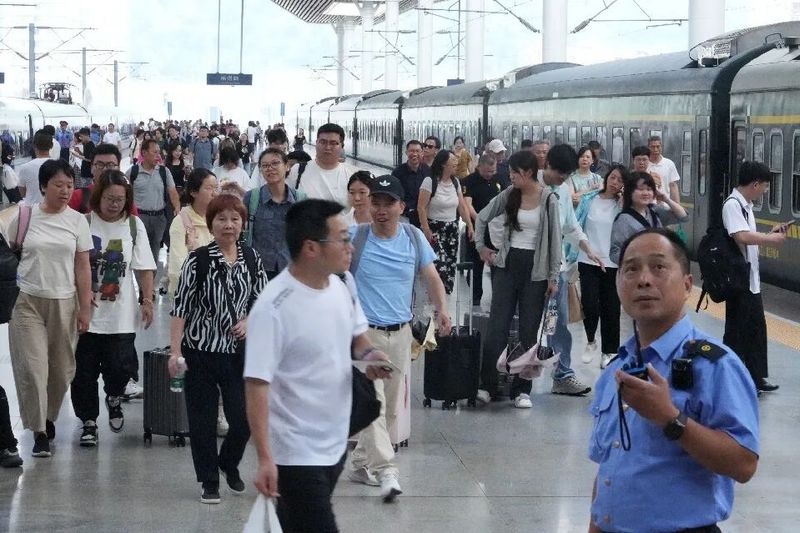 今年暑运，暑期旅游出行、探亲访友、学生返乡客流高度叠加。