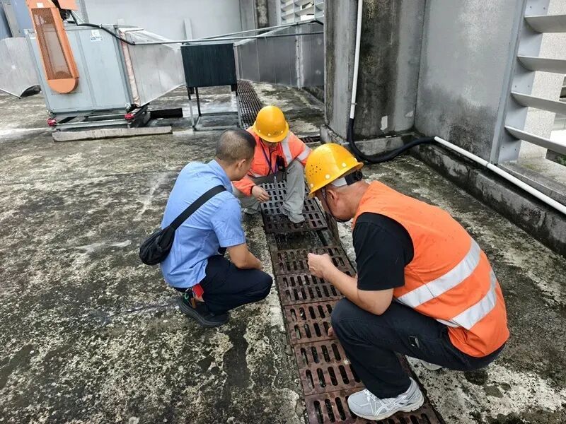 车站根据气象预警和线路安全研判，全面排查整治站区设备、旅客服务设施及易涝、倒灌等风险隐患，常态化开展设备巡查养护，全力筑牢运输安全屏障。