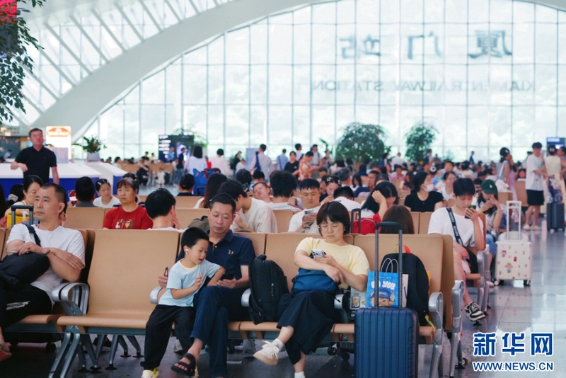 旅客在厦门站候车。新华网发（邹沁怡 摄）