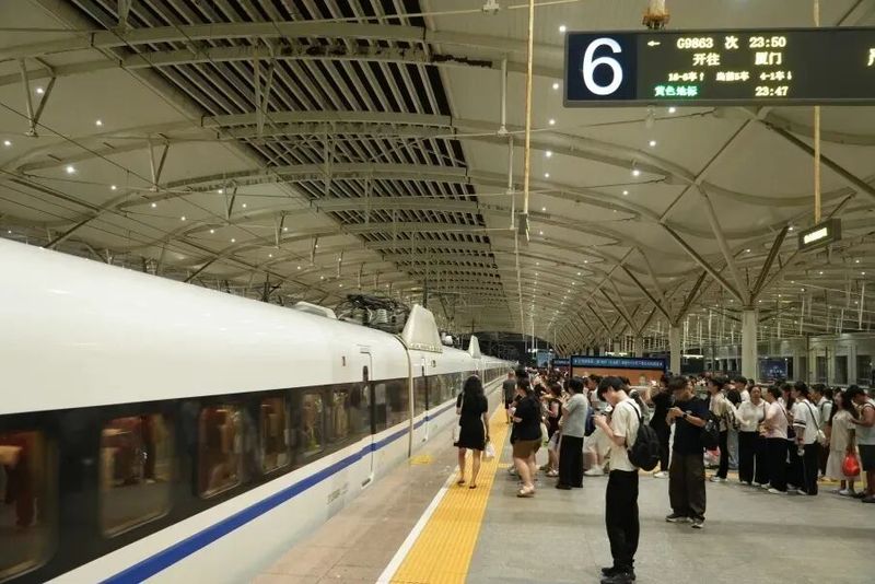 针对海峡奥体中心大型活动散场大客流，动态开行“歌迷专列”，高效保障跨城观演旅客夜间返程，用暖心服务守护群众出行路。