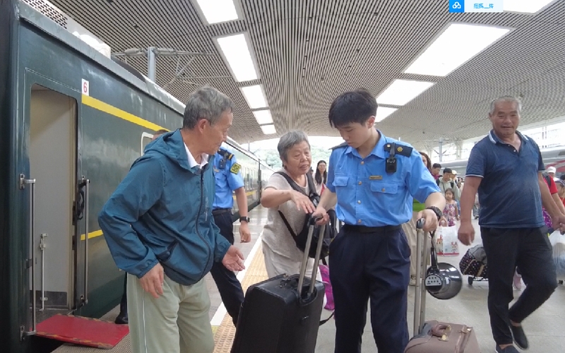 为了确保旅客出行顺畅，车站王威服务台充分发挥标杆服务作用，常态化提供景区指引、交通接驳、出行咨询、便利乘车等温馨服务，提前备足防暑降温物资，为旅客暑期出行提供健康保障。