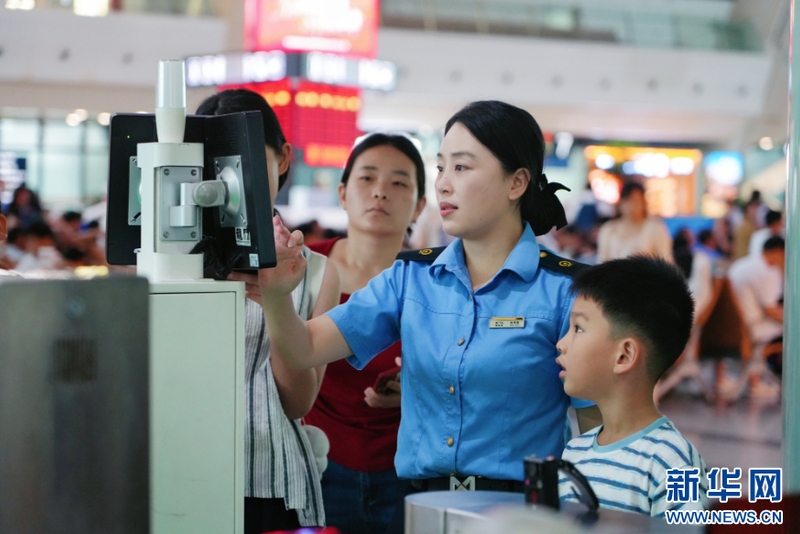 车站人员为旅客出行提供服务保障。新华网发（邹沁怡 摄）