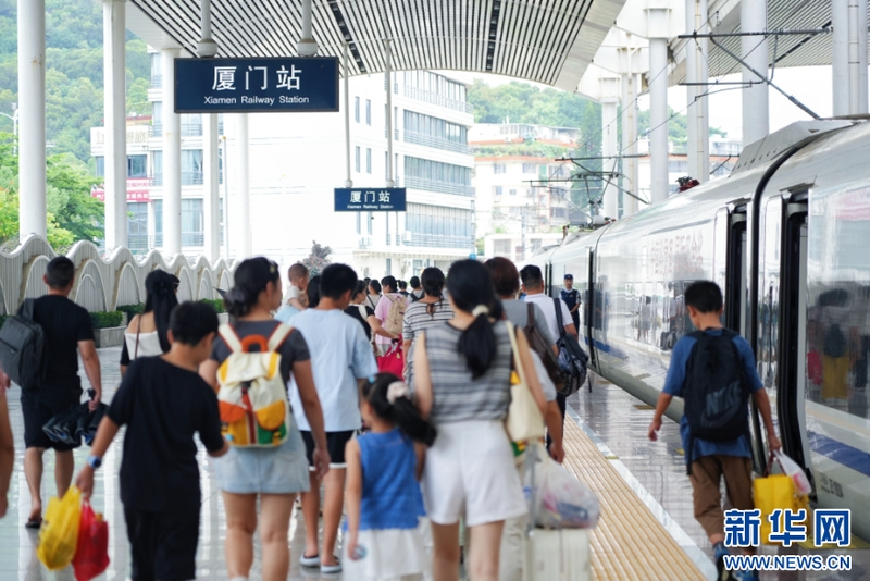旅客在厦门站乘车。新华网发（邹沁怡 摄）