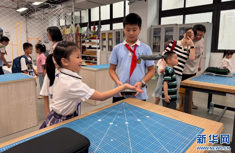 8月30日，福州教育学院附属第一小学举办一年级新生体验活动，新生近距离体验无人机操控，感受科技魅力。新华网发（福州教育学院附属第一小学供图）