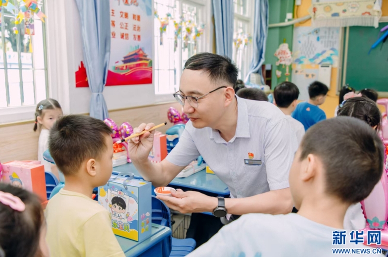 8月31日，福州市江南水都小学举行一年级新生入学仪式。图为校领导用朱砂为入学新生点额，寓意启智迎新。新华网发（福州市江南水都小学供图）